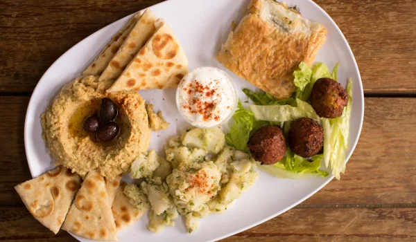 Falafel mit Humus und Naan